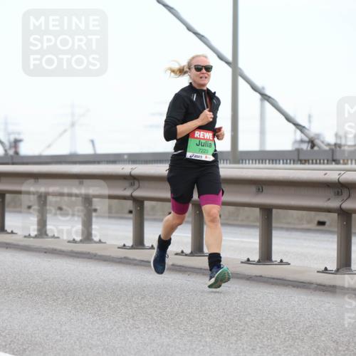 03.10.2025 - Köhlbrandbrückenlauf Lena Gebhardt http://msf.ph/oto/9200380 03.10.2025 15:23:03 Position 1 7223 meine-sportfotos.de