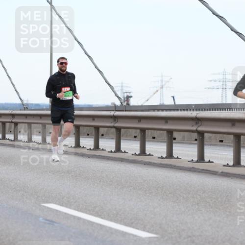 03.10.2025 - Köhlbrandbrückenlauf Lena Gebhardt http://msf.ph/oto/9200381 03.10.2025 15:23:03 Position 1  meine-sportfotos.de
