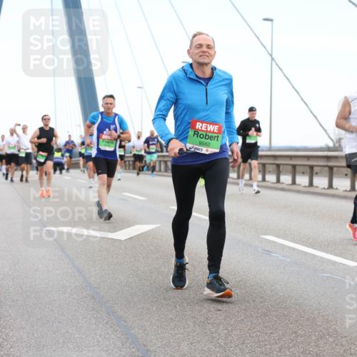 03.10.2025 - Köhlbrandbrückenlauf Lena Gebhardt http://msf.ph/oto/9200413 03.10.2025 15:23:09 Position 1 9562 meine-sportfotos.de