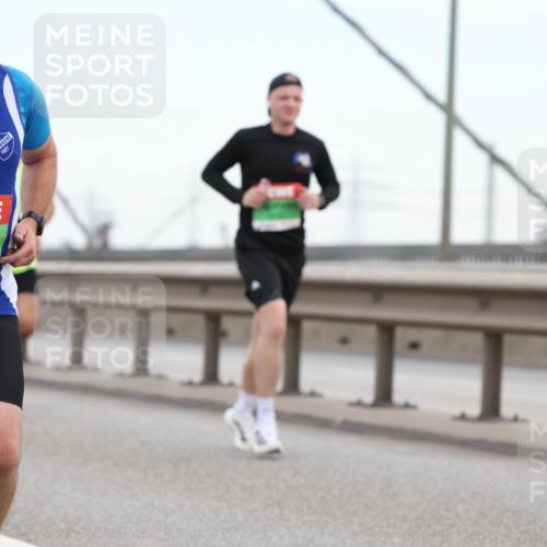 03.10.2025 - Köhlbrandbrückenlauf Lena Gebhardt http://msf.ph/oto/9200421 03.10.2025 15:23:12 Position 1 9499, 1921 meine-sportfotos.de