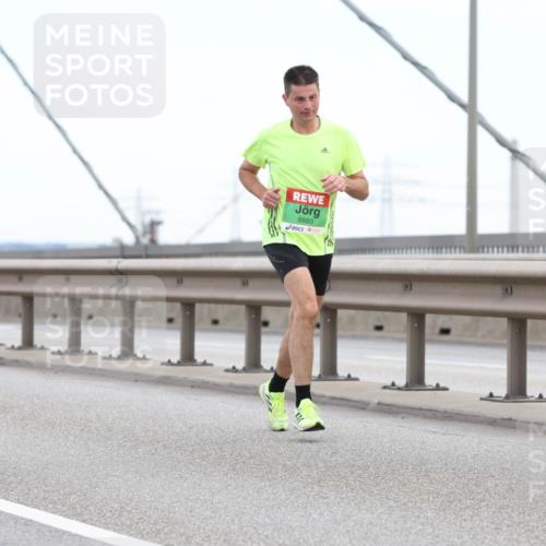 03.10.2025 - Köhlbrandbrückenlauf Lena Gebhardt http://msf.ph/oto/9200425 03.10.2025 15:23:13 Position 1 8883 meine-sportfotos.de