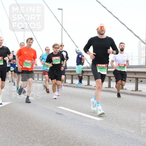 03.10.2025 - Köhlbrandbrückenlauf Lena Gebhardt http://msf.ph/oto/9200446 03.10.2025 15:23:17 Position 1 7116, 9568, 7396, 094 meine-sportfotos.de