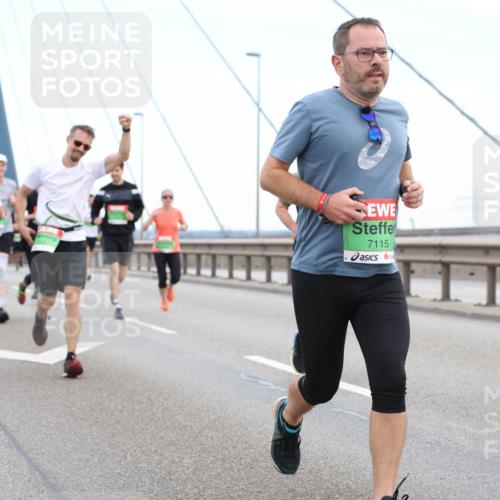 03.10.2025 - Köhlbrandbrückenlauf Lena Gebhardt http://msf.ph/oto/9200488 03.10.2025 15:23:25 Position 1 7115, 8594 meine-sportfotos.de