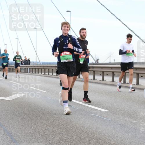 03.10.2025 - Köhlbrandbrückenlauf Lena Gebhardt http://msf.ph/oto/9200515 03.10.2025 15:23:30 Position 1 8779, 7228 meine-sportfotos.de