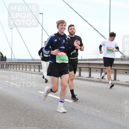 03.10.2025 - Köhlbrandbrückenlauf Lena Gebhardt http://msf.ph/oto/9200516 03.10.2025 15:23:31 Position 1 7228 meine-sportfotos.de
