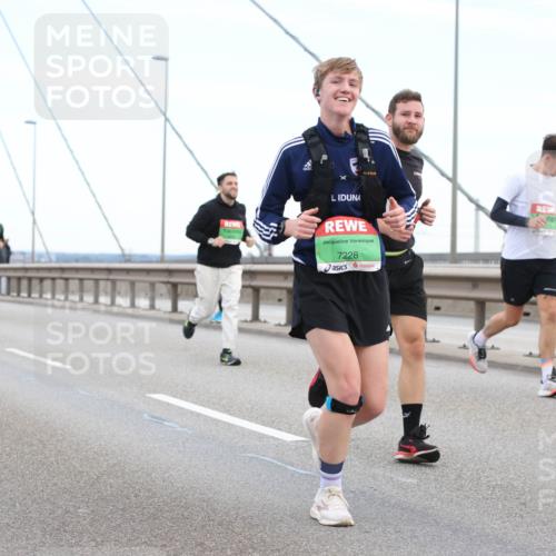 03.10.2025 - Köhlbrandbrückenlauf Lena Gebhardt http://msf.ph/oto/9200518 03.10.2025 15:23:31 Position 1 7228 meine-sportfotos.de