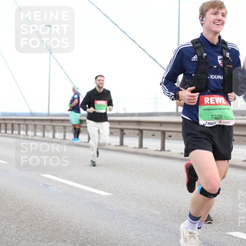 03.10.2025 - Köhlbrandbrückenlauf Lena Gebhardt http://msf.ph/oto/9200519 03.10.2025 15:23:32 Position 1 7228 meine-sportfotos.de