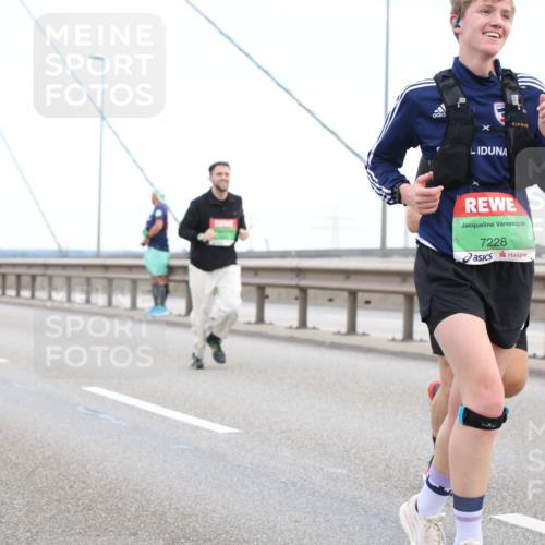 03.10.2025 - Köhlbrandbrückenlauf Lena Gebhardt http://msf.ph/oto/9200520 03.10.2025 15:23:32 Position 1 7228 meine-sportfotos.de