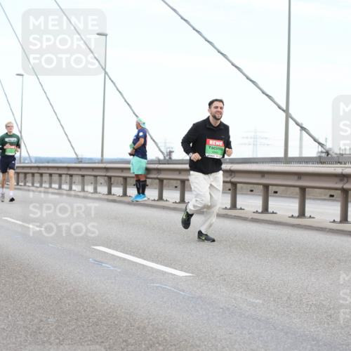 03.10.2025 - Köhlbrandbrückenlauf Lena Gebhardt http://msf.ph/oto/9200521 03.10.2025 15:23:32 Position 1  meine-sportfotos.de