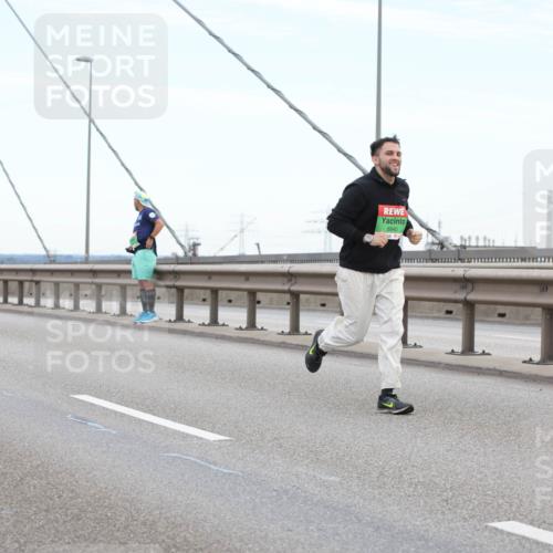 03.10.2025 - Köhlbrandbrückenlauf Lena Gebhardt http://msf.ph/oto/9200524 03.10.2025 15:23:33 Position 1 8940 meine-sportfotos.de