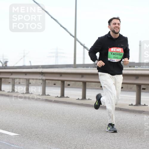 03.10.2025 - Köhlbrandbrückenlauf Lena Gebhardt http://msf.ph/oto/9200526 03.10.2025 15:23:33 Position 1 8940 meine-sportfotos.de