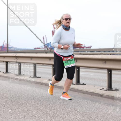 03.10.2025 - Köhlbrandbrückenlauf Lena Gebhardt http://msf.ph/oto/9200532 03.10.2025 16:12:34 Position 2 8626 meine-sportfotos.de