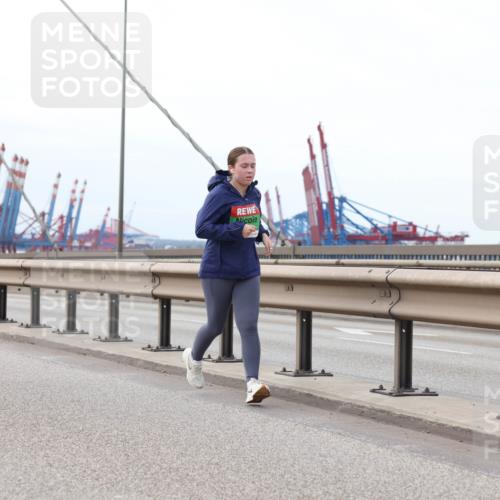 03.10.2025 - Köhlbrandbrückenlauf Lena Gebhardt http://msf.ph/oto/9200535 03.10.2025 16:12:51 Position 2  meine-sportfotos.de