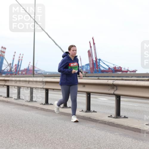 03.10.2025 - Köhlbrandbrückenlauf Lena Gebhardt http://msf.ph/oto/9200536 03.10.2025 16:12:51 Position 2  meine-sportfotos.de