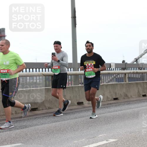 03.10.2025 - Köhlbrandbrückenlauf Lena Gebhardt http://msf.ph/oto/9200605 03.10.2025 15:40:36 Position 2 91, 7278, 7239, 9666 meine-sportfotos.de