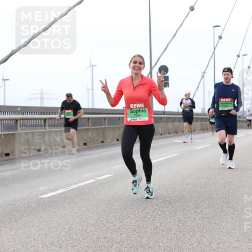 03.10.2025 - Köhlbrandbrückenlauf Lena Gebhardt http://msf.ph/oto/9200678 03.10.2025 15:41:06 Position 2 7386 meine-sportfotos.de