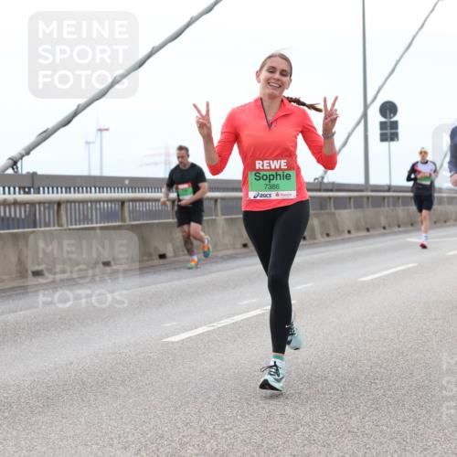03.10.2025 - Köhlbrandbrückenlauf Lena Gebhardt http://msf.ph/oto/9200680 03.10.2025 15:41:06 Position 2 7386, 9103 meine-sportfotos.de