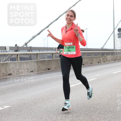 03.10.2025 - Köhlbrandbrückenlauf Lena Gebhardt http://msf.ph/oto/9200682 03.10.2025 15:41:06 Position 2 7386 meine-sportfotos.de