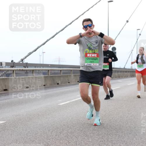 03.10.2025 - Köhlbrandbrückenlauf Lena Gebhardt http://msf.ph/oto/9200769 03.10.2025 15:41:39 Position 2 7411, 9404 meine-sportfotos.de