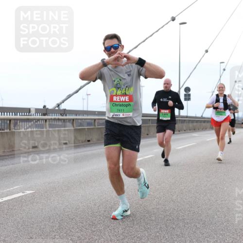 03.10.2025 - Köhlbrandbrückenlauf Lena Gebhardt http://msf.ph/oto/9200771 03.10.2025 15:41:39 Position 2 10, 7411 meine-sportfotos.de