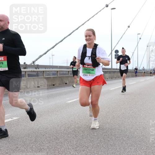 03.10.2025 - Köhlbrandbrückenlauf Lena Gebhardt http://msf.ph/oto/9200779 03.10.2025 15:41:41 Position 2 9484, 7599 meine-sportfotos.de