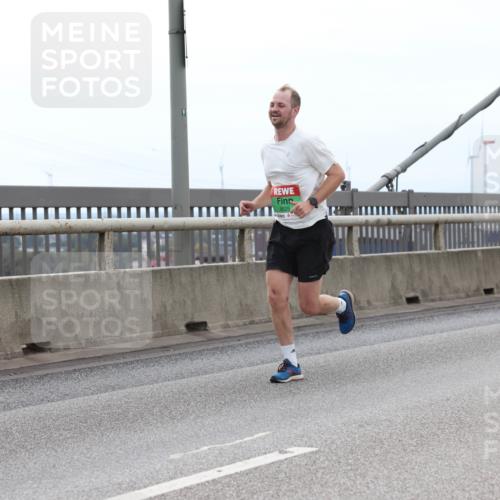 03.10.2025 - Köhlbrandbrückenlauf Lena Gebhardt http://msf.ph/oto/9200859 03.10.2025 15:42:10 Position 2 8825 meine-sportfotos.de
