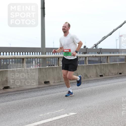 03.10.2025 - Köhlbrandbrückenlauf Lena Gebhardt http://msf.ph/oto/9200860 03.10.2025 15:42:10 Position 2 8825 meine-sportfotos.de
