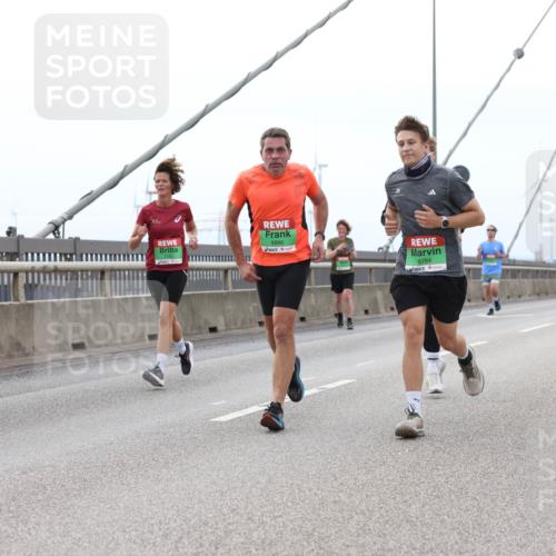 03.10.2025 - Köhlbrandbrückenlauf Lena Gebhardt http://msf.ph/oto/9200869 03.10.2025 15:42:13 Position 2 8886, 8784, 8786 meine-sportfotos.de