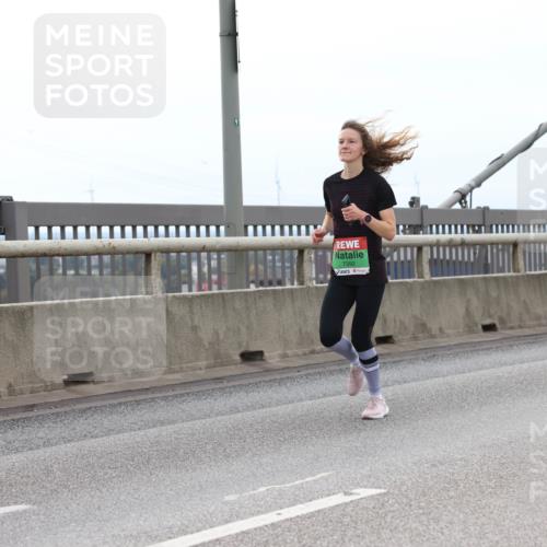 03.10.2025 - Köhlbrandbrückenlauf Lena Gebhardt http://msf.ph/oto/9200900 03.10.2025 15:42:25 Position 2 7392 meine-sportfotos.de