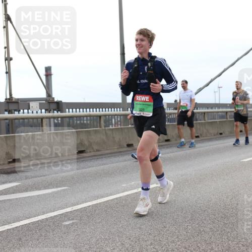 03.10.2025 - Köhlbrandbrückenlauf Lena Gebhardt http://msf.ph/oto/9200999 03.10.2025 15:42:51 Position 2 7228 meine-sportfotos.de