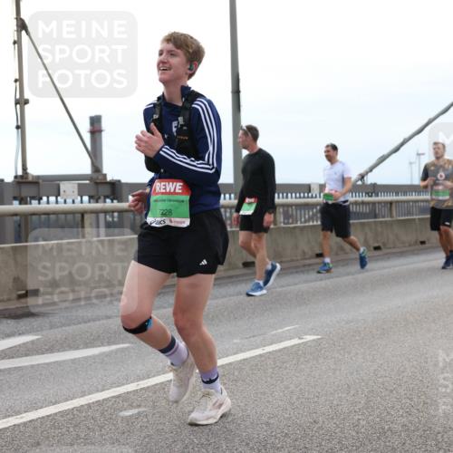 03.10.2025 - Köhlbrandbrückenlauf Lena Gebhardt http://msf.ph/oto/9201000 03.10.2025 15:42:51 Position 2 7228 meine-sportfotos.de