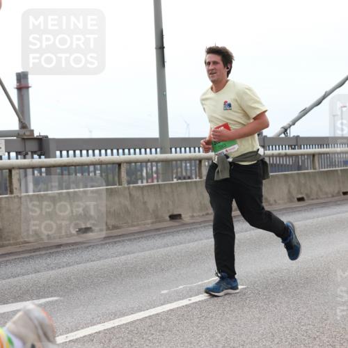 03.10.2025 - Köhlbrandbrückenlauf Lena Gebhardt http://msf.ph/oto/9201018 03.10.2025 15:42:55 Position 2 7263 meine-sportfotos.de