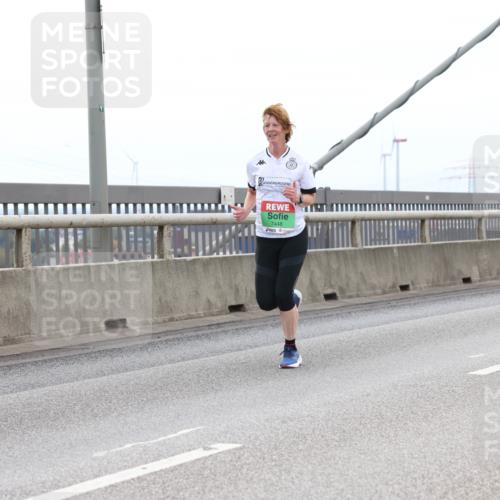 03.10.2025 - Köhlbrandbrückenlauf Lena Gebhardt http://msf.ph/oto/9201020 03.10.2025 15:43:00 Position 2 91, 7448 meine-sportfotos.de