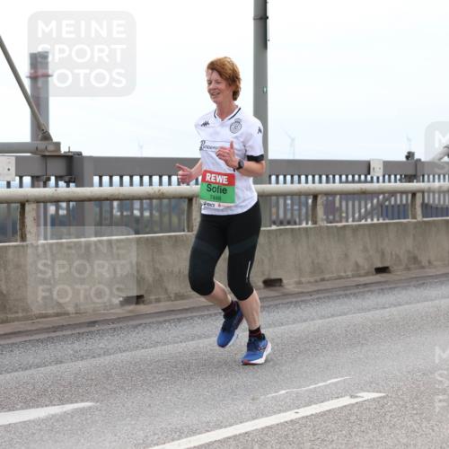 03.10.2025 - Köhlbrandbrückenlauf Lena Gebhardt http://msf.ph/oto/9201022 03.10.2025 15:43:01 Position 2 7448 meine-sportfotos.de