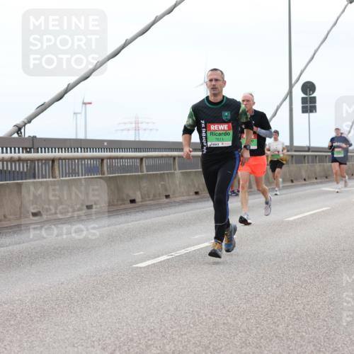 03.10.2025 - Köhlbrandbrückenlauf Lena Gebhardt http://msf.ph/oto/9201033 03.10.2025 15:43:06 Position 2 92, 7611 meine-sportfotos.de