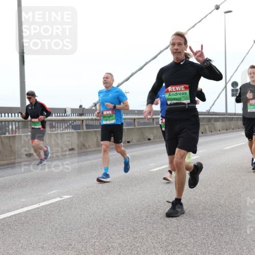 03.10.2025 - Köhlbrandbrückenlauf Lena Gebhardt http://msf.ph/oto/9201061 03.10.2025 15:43:16 Position 2 7168 meine-sportfotos.de