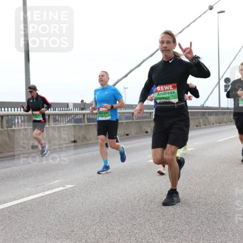 03.10.2025 - Köhlbrandbrückenlauf Lena Gebhardt http://msf.ph/oto/9201062 03.10.2025 15:43:16 Position 2 7168 meine-sportfotos.de