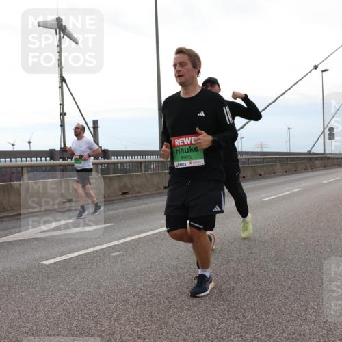 03.10.2025 - Köhlbrandbrückenlauf Lena Gebhardt http://msf.ph/oto/9201073 03.10.2025 15:43:18 Position 2 8925 meine-sportfotos.de