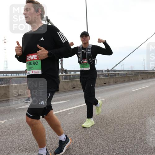 03.10.2025 - Köhlbrandbrückenlauf Lena Gebhardt http://msf.ph/oto/9201075 03.10.2025 15:43:19 Position 2 8925, 9633 meine-sportfotos.de