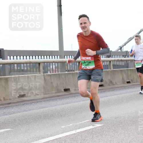 03.10.2025 - Köhlbrandbrückenlauf Lena Gebhardt http://msf.ph/oto/9201081 03.10.2025 15:43:26 Position 2 8880, 239 meine-sportfotos.de
