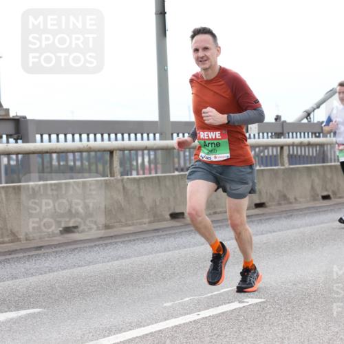 03.10.2025 - Köhlbrandbrückenlauf Lena Gebhardt http://msf.ph/oto/9201082 03.10.2025 15:43:26 Position 2 880 meine-sportfotos.de