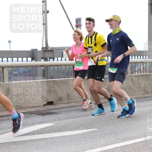 03.10.2025 - Köhlbrandbrückenlauf Lena Gebhardt http://msf.ph/oto/9201132 03.10.2025 15:43:39 Position 2 8847, 1 meine-sportfotos.de