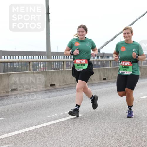 03.10.2025 - Köhlbrandbrückenlauf Lena Gebhardt http://msf.ph/oto/9201136 03.10.2025 15:43:41 Position 2 9456, 9457 meine-sportfotos.de