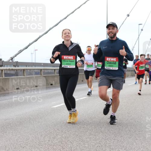 03.10.2025 - Köhlbrandbrückenlauf Lena Gebhardt http://msf.ph/oto/9201173 03.10.2025 15:43:54 Position 2 9353, 9354 meine-sportfotos.de
