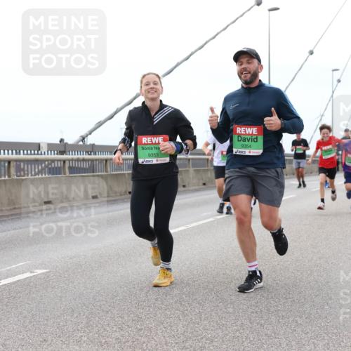 03.10.2025 - Köhlbrandbrückenlauf Lena Gebhardt http://msf.ph/oto/9201174 03.10.2025 15:43:55 Position 2 9353, 9354 meine-sportfotos.de