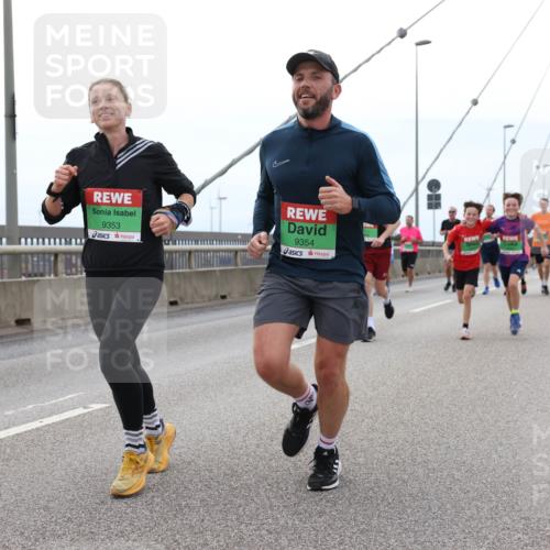 03.10.2025 - Köhlbrandbrückenlauf Lena Gebhardt http://msf.ph/oto/9201178 03.10.2025 15:43:55 Position 2 9353, 9354 meine-sportfotos.de