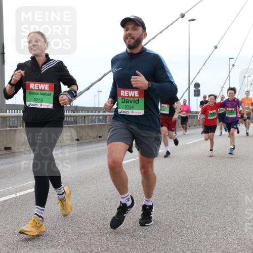 03.10.2025 - Köhlbrandbrückenlauf Lena Gebhardt http://msf.ph/oto/9201179 03.10.2025 15:43:55 Position 2 9353, 9354 meine-sportfotos.de