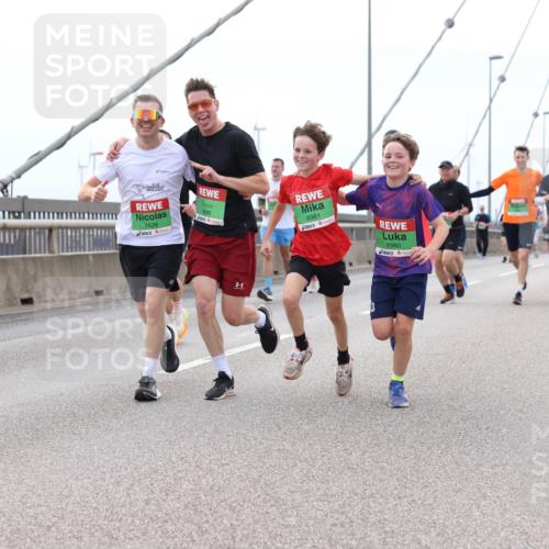 03.10.2025 - Köhlbrandbrückenlauf Lena Gebhardt http://msf.ph/oto/9201180 03.10.2025 15:43:56 Position 2 7526, 9696, 8981, 8980 meine-sportfotos.de
