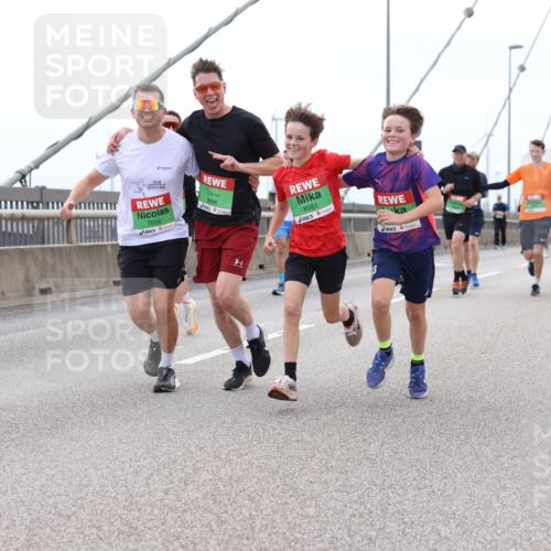 03.10.2025 - Köhlbrandbrückenlauf Lena Gebhardt http://msf.ph/oto/9201182 03.10.2025 15:43:56 Position 2 7526, 9696, 8981 meine-sportfotos.de