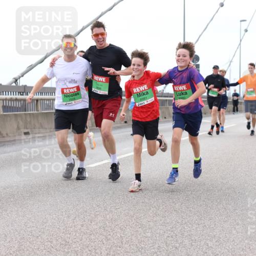 03.10.2025 - Köhlbrandbrückenlauf Lena Gebhardt http://msf.ph/oto/9201183 03.10.2025 15:43:56 Position 2 7526, 9696, 8981, 8980 meine-sportfotos.de